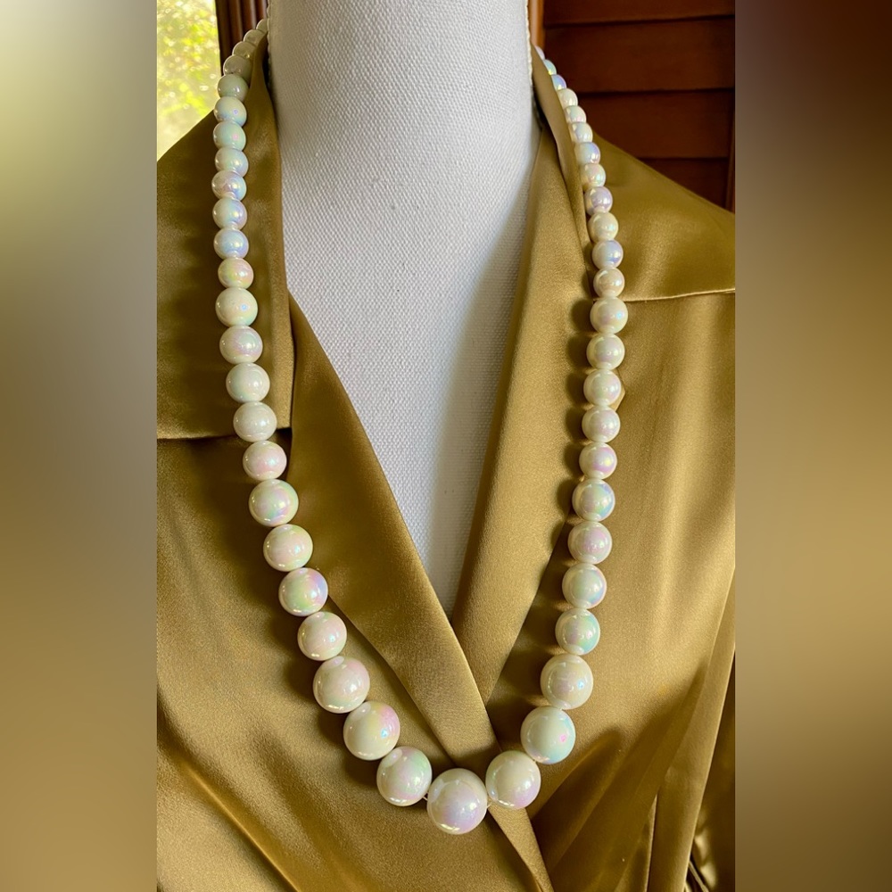 Iridescent graduated beaded necklace with earrings
